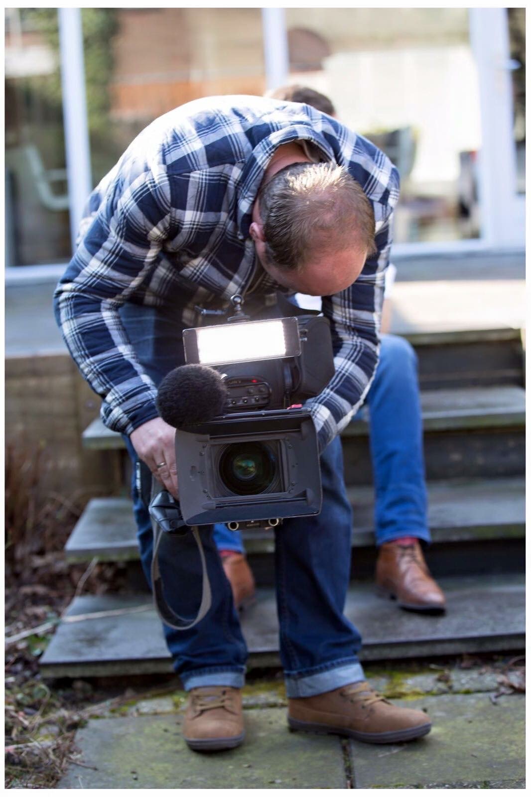 Thijs Bertels stelt een professionele camera nauwkeurig af