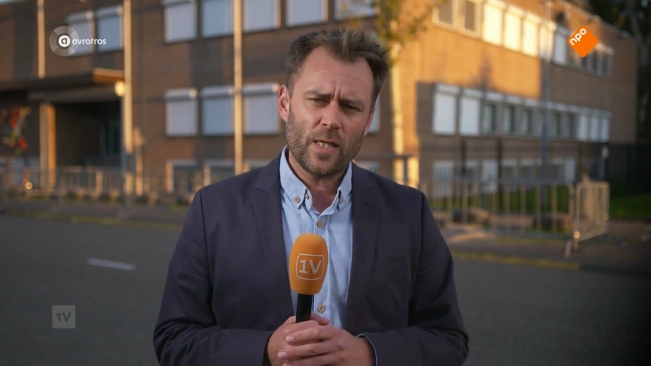 EenVandaag-verslaggever bij een overheidsgebouw